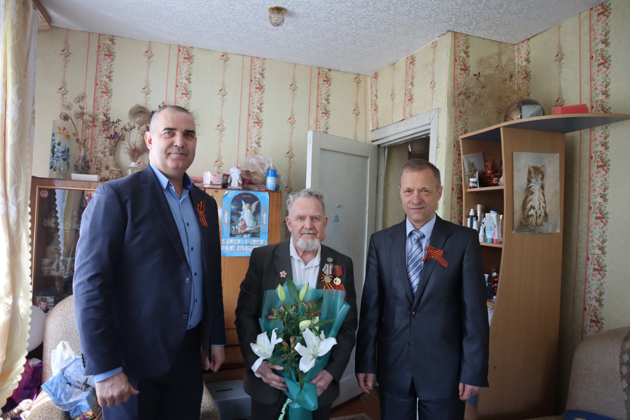 В преддверии 80-летия Победы участникам Великой Отечественной войны вручили памятные подарки.