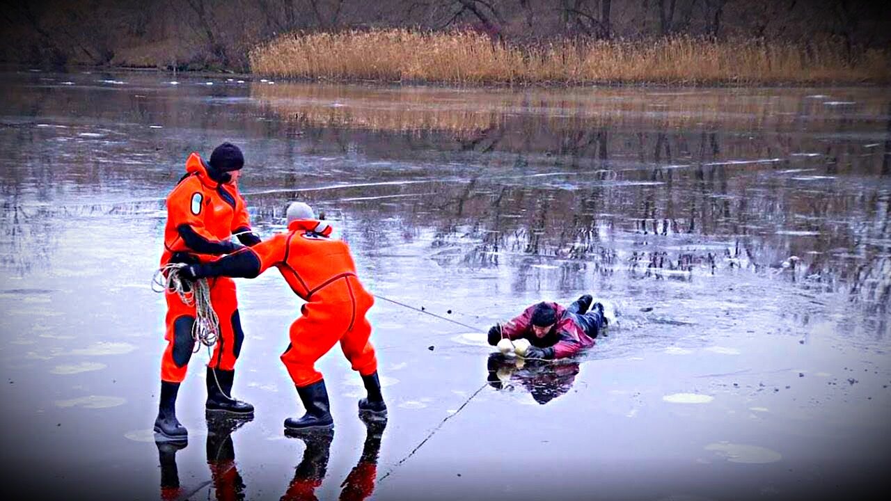 Водолаз на льду. Спасатели утонули