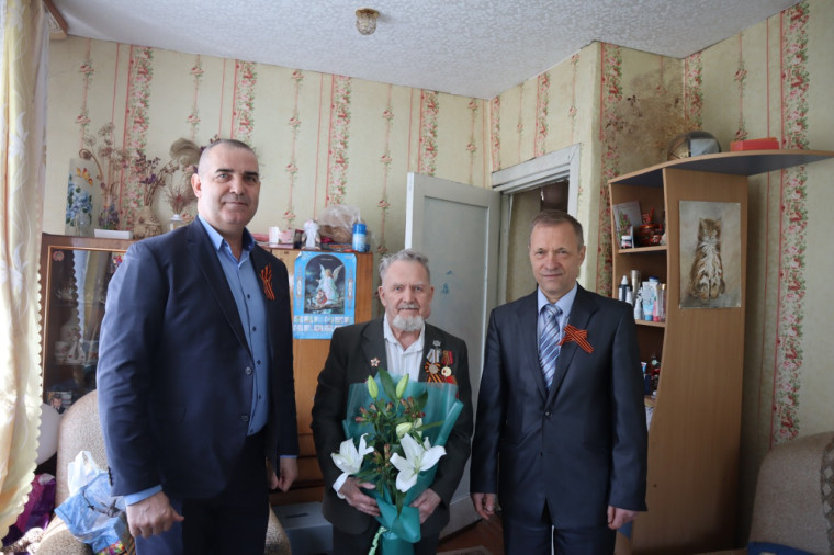 В преддверии 80-летия Победы участникам Великой Отечественной войны вручили памятные подарки. В преддверии 80-летия Победы участникам Великой Отечественной войны вручили памятные подарки.